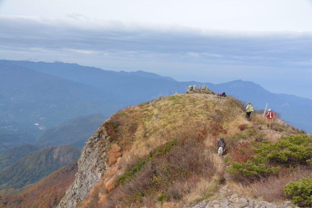 雨飾山山頂