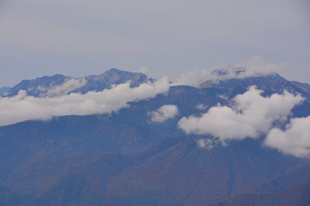 雨飾山山頂から見た白馬三山