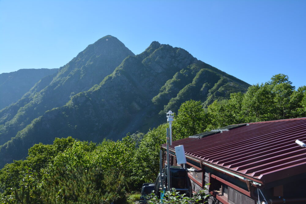 塩見小屋と塩見岳山頂