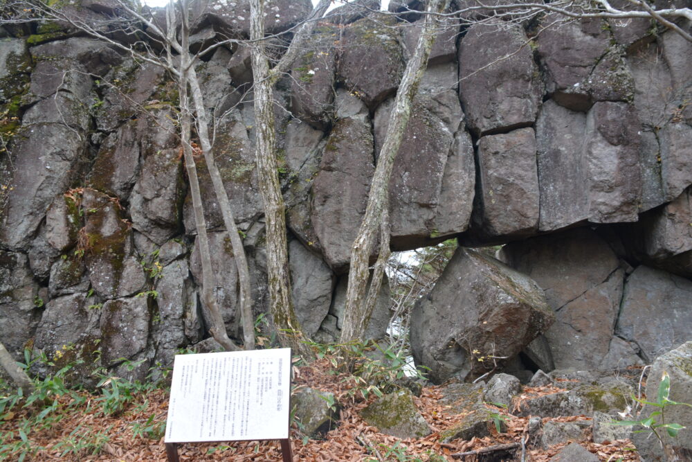 四阿山の的岩