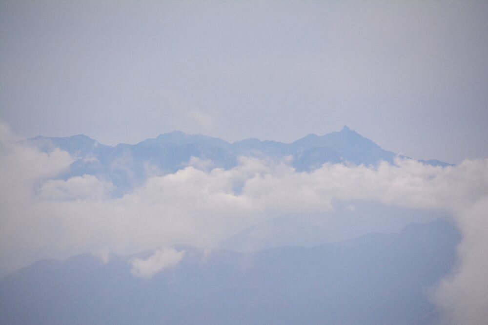 雨飾山山頂から見た北アルプス（槍ヶ岳、穂高岳）