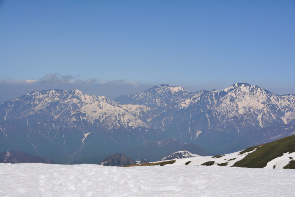 巻機山から見た残雪の越後三山