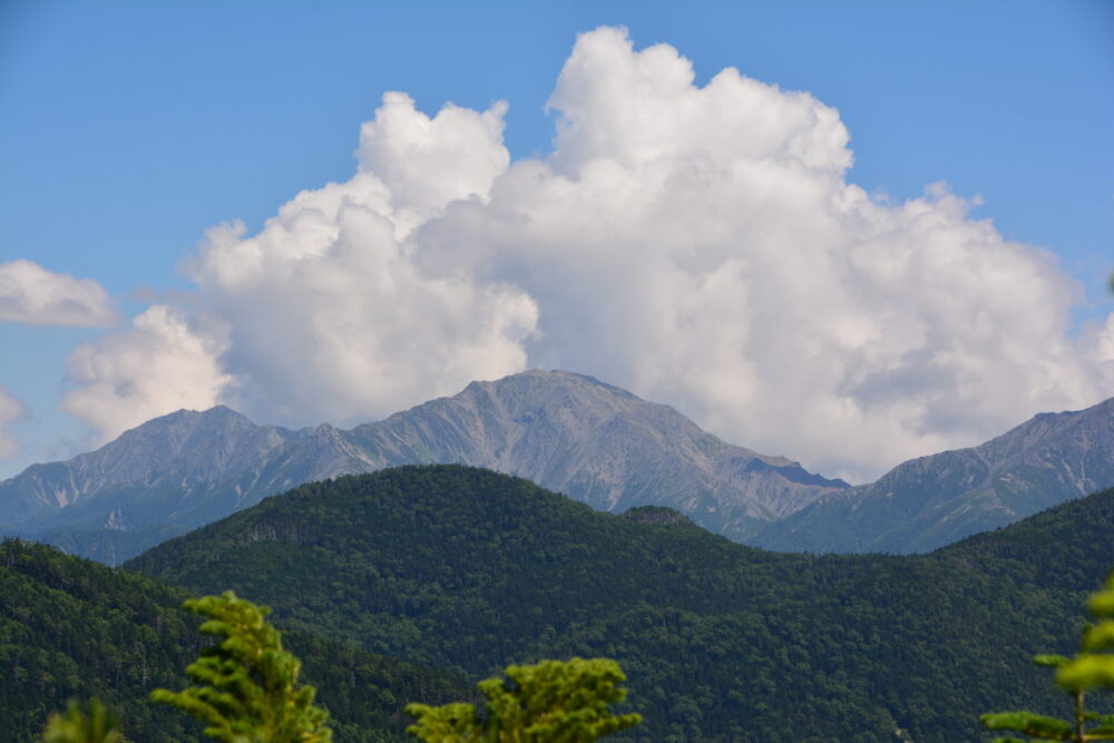 三伏山から見た間ノ岳と夏雲