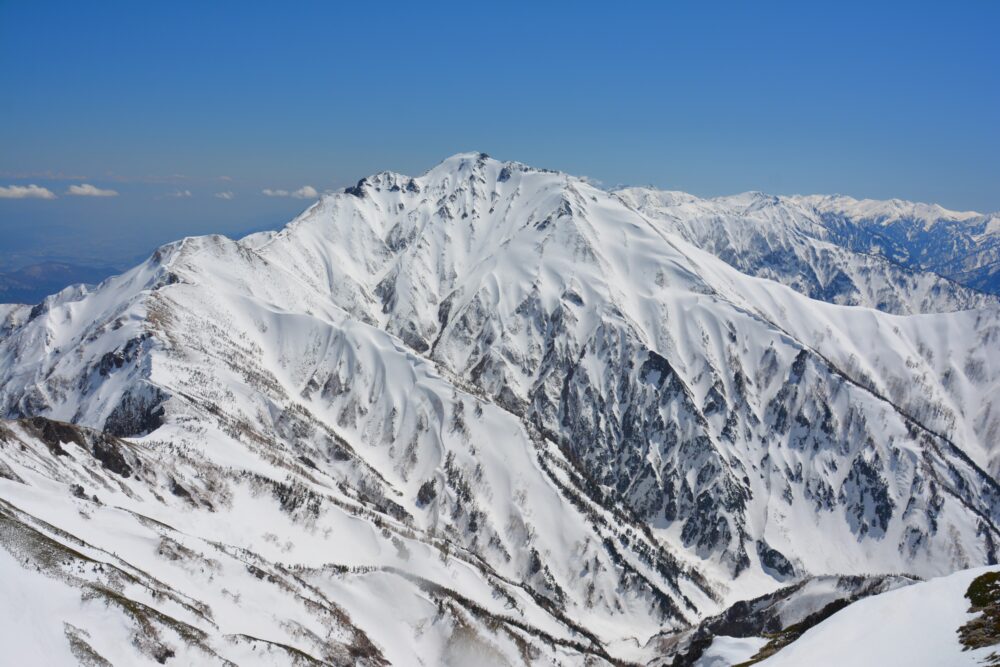 冬の唐松岳山頂から見た五竜岳