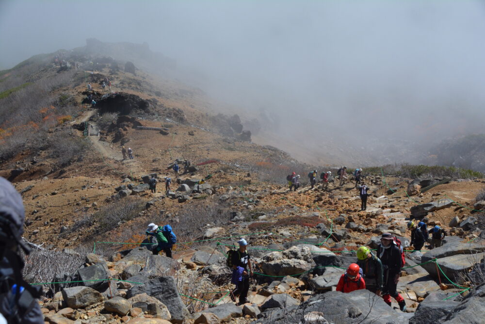 御嶽山に登る登山者