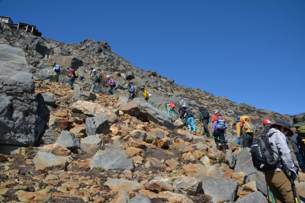 御嶽山に登る登山者