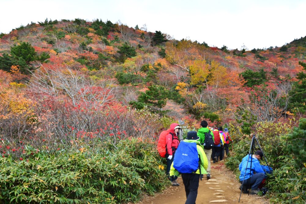 安達太良山の紅葉と登山者