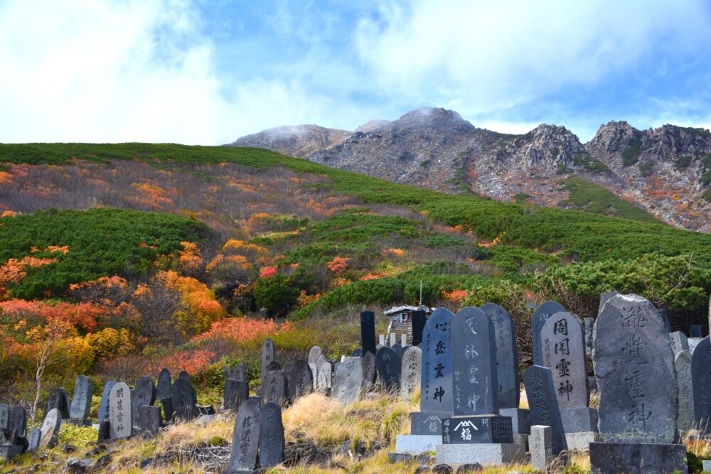 御嶽山の紅葉と石碑