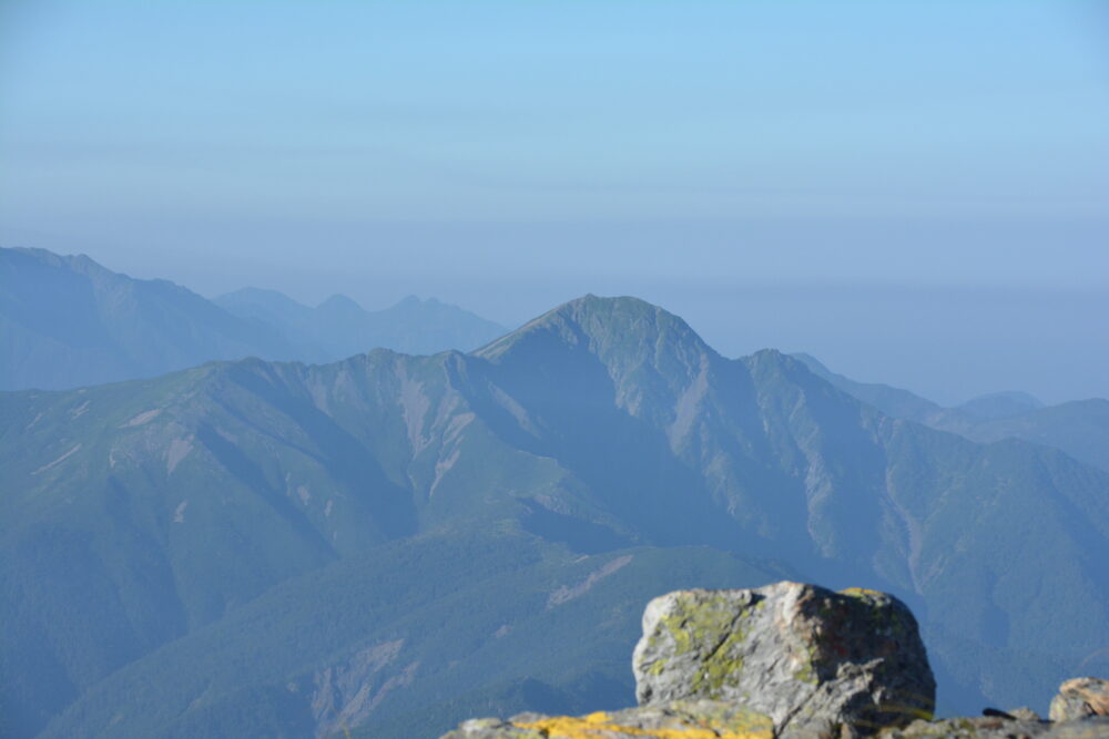 間ノ岳山頂から見た塩見岳