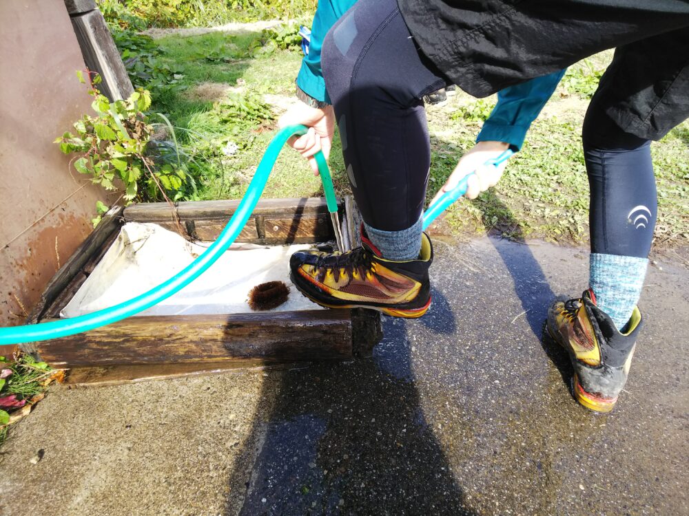 雨飾高原駐車場にあった靴洗い場