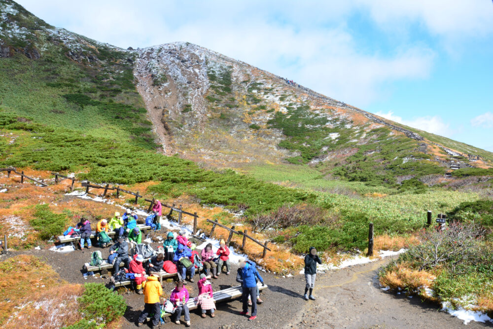 大岳鞍部避難小屋前で休憩する登山者たち