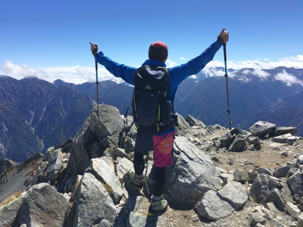 立山の雄山山頂で喜ぶ登山者