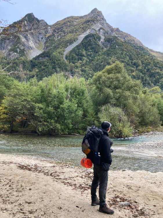 明神岳を眺める登山者