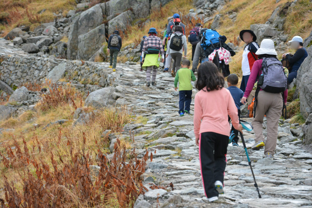 立山の登山道を歩く子供たち