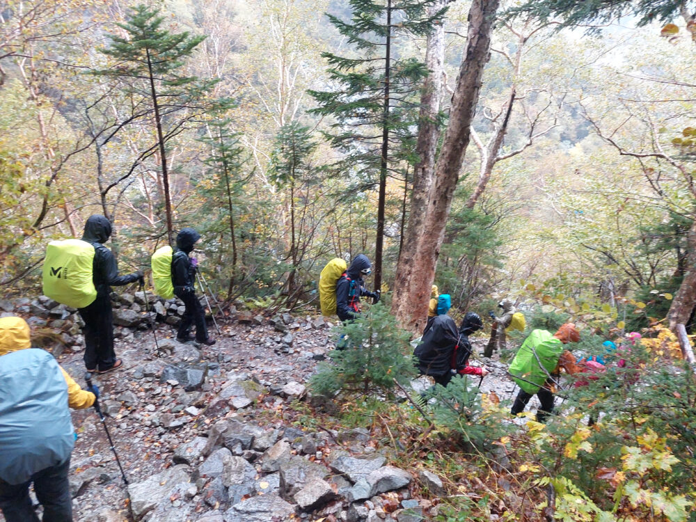 雨の中を歩く登山者行列