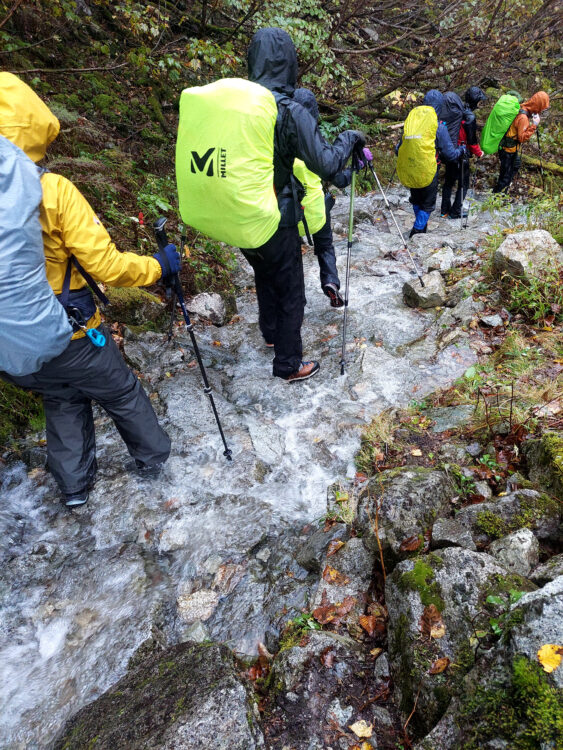 雨の中を歩く登山者行列