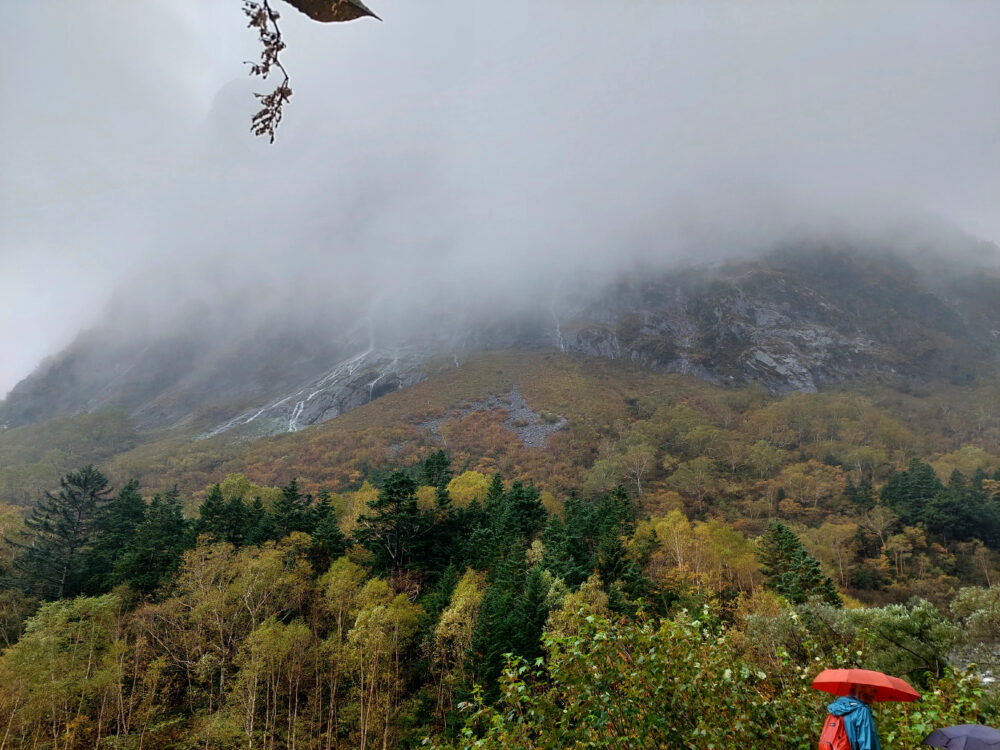 雨の屏風岩