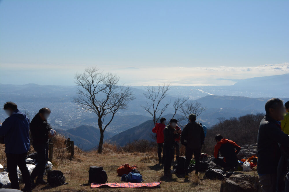 鍋割山の山頂から見た相模湾