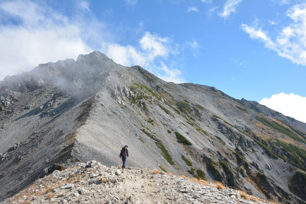 立山の山肌と登山道