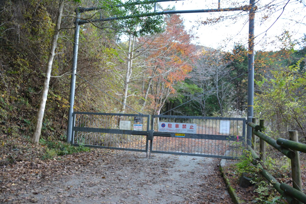 表丹沢県民の森の鍋割山への登山口林道ゲート