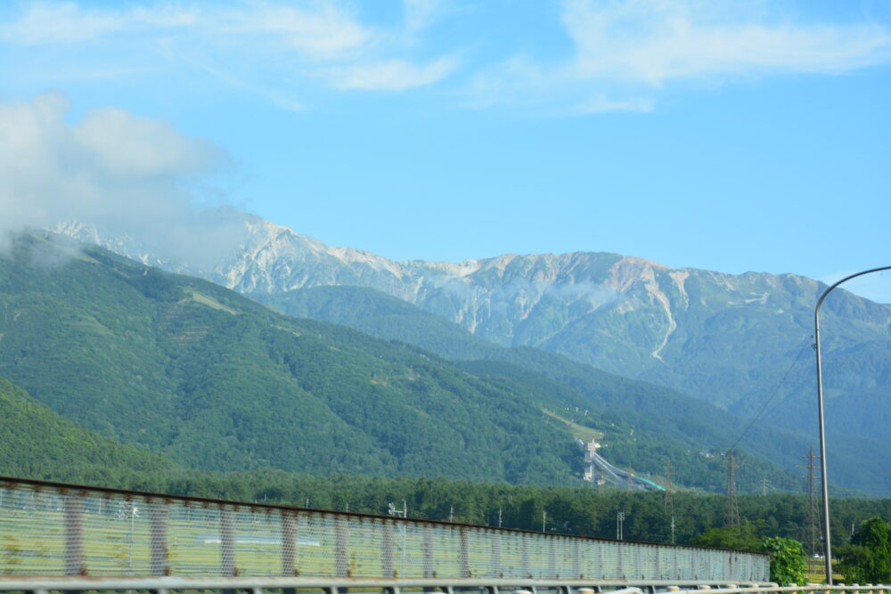 麓から見る白馬岳の稜線