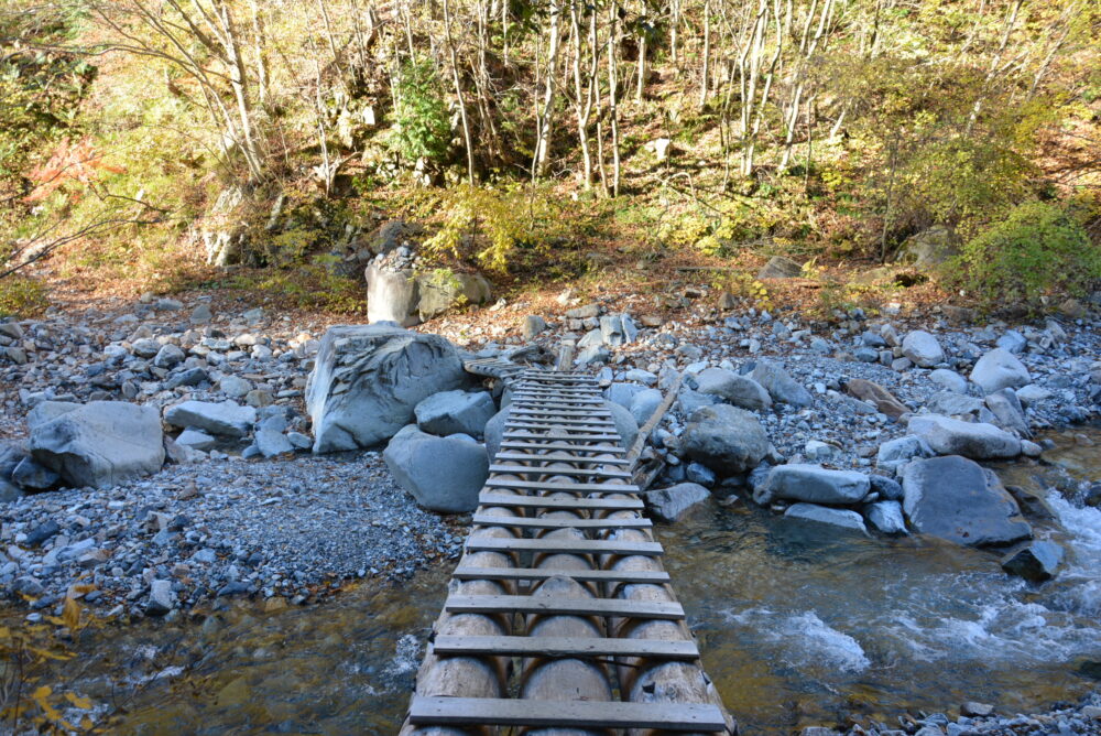 恵那山の登山道にある橋