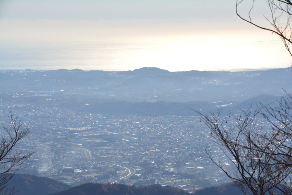 鍋割山の登山道から見た秦野市内と相模湾