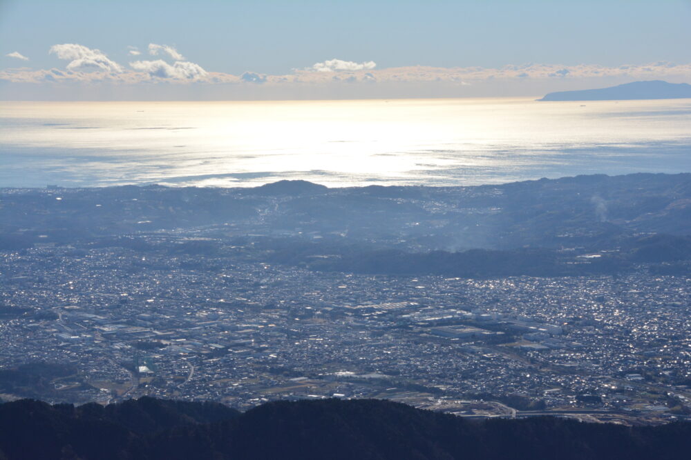 塔ノ岳から見る秦野市内と輝く相模湾