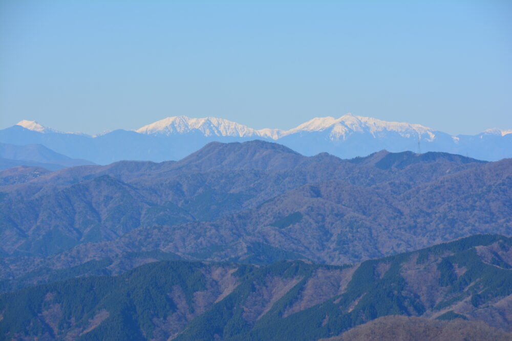 鍋割山の山頂から見た南アルプス南部の山々