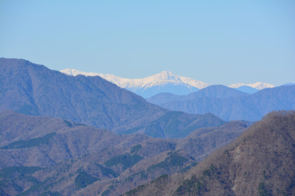 鍋割山の山頂から見た南アルプスの白峰三山