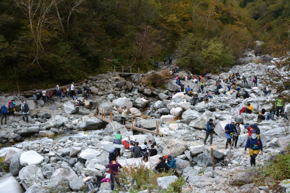 賑わう穂高の本谷橋