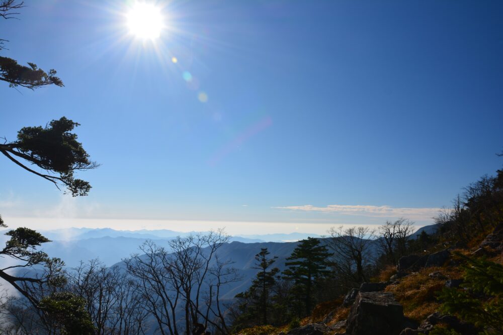 大峰山（弥山・八経ヶ岳）から見た青空と山々