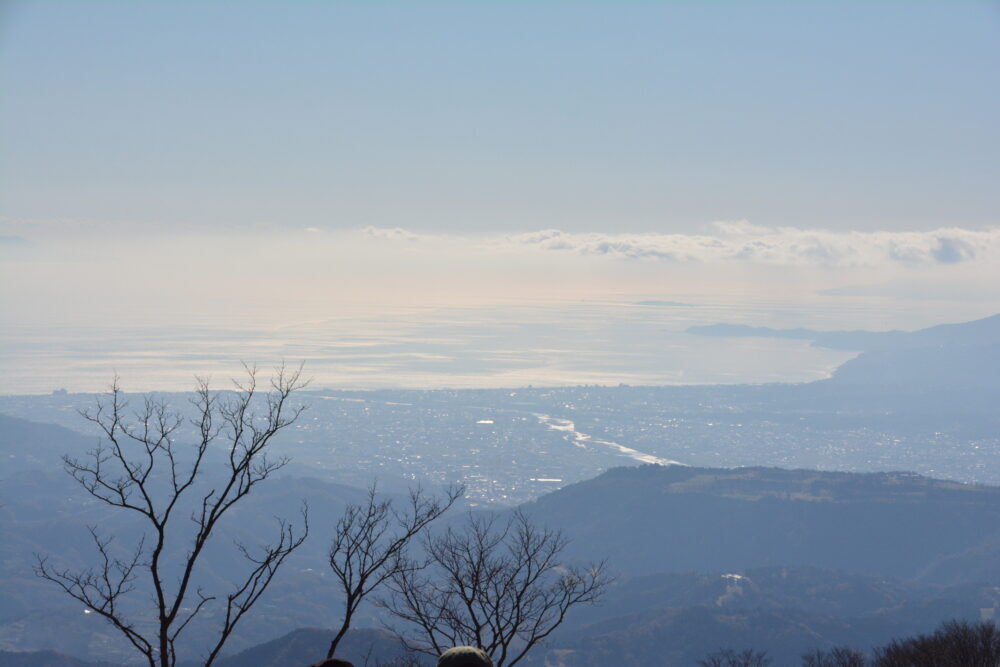 鍋割山の山頂から見た相模湾と小田原市内