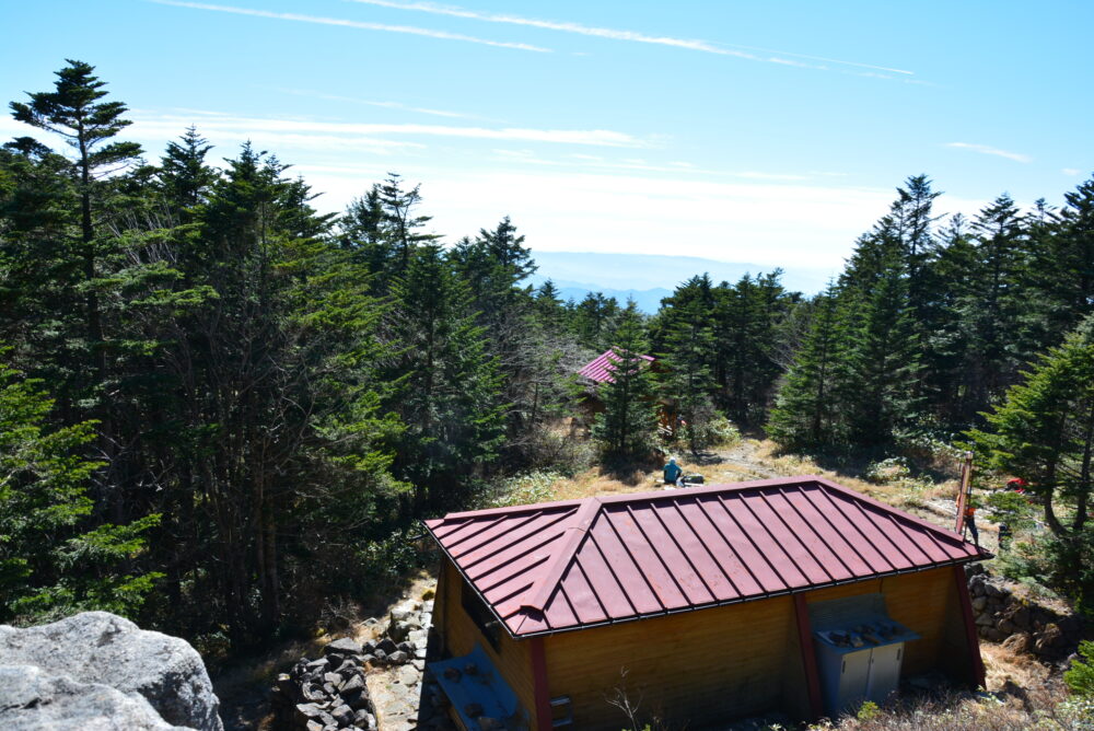 恵那山山頂の避難小屋