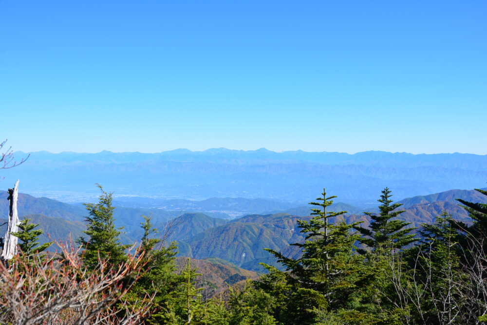 恵那山山頂の避難小屋裏手にある岩山から見た南アルプス