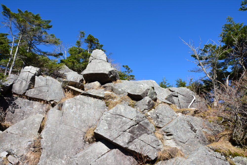 恵那山山頂の避難小屋裏手にある岩山