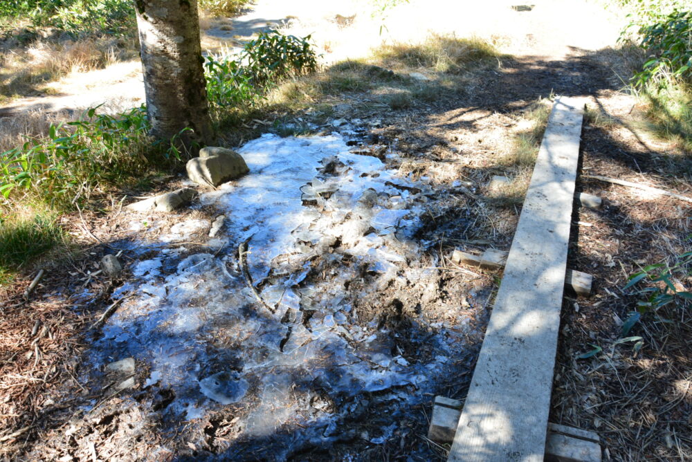 恵那山の登山道にあった氷