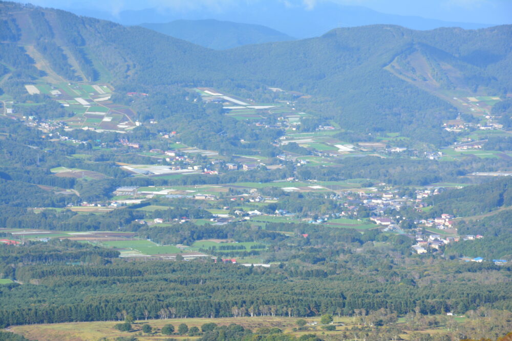 四阿山から眺める菅平の町並み