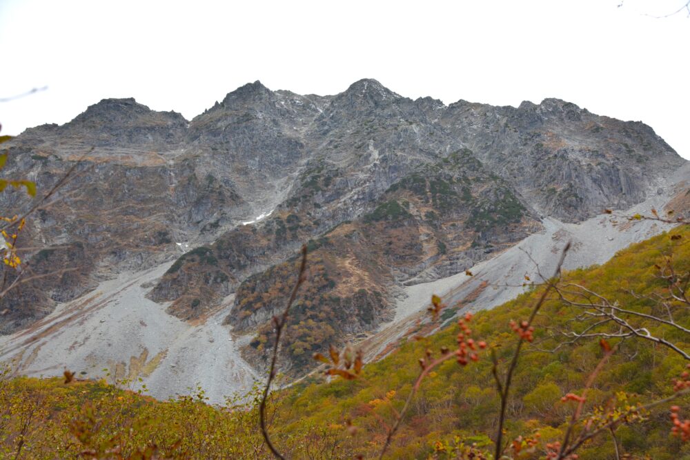 涸沢への登山道から見た奥穂高の岩稜