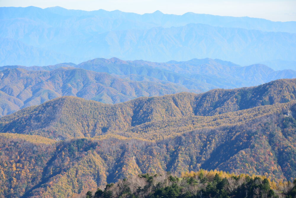 恵那山から眺めた山麓の紅葉