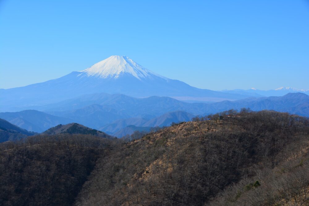 丹沢の尾根から見た鍋割山と富士山