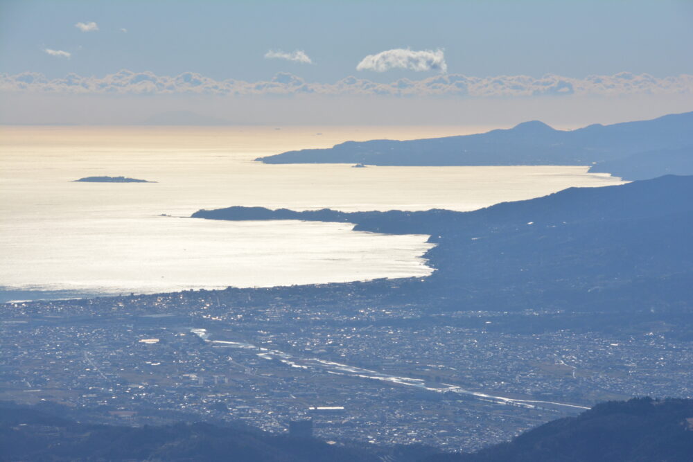 塔ノ岳山頂から見る初島