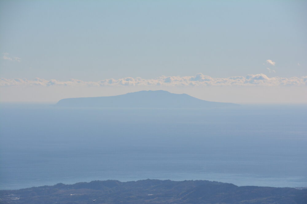 塔ノ岳山頂から見る伊豆大島