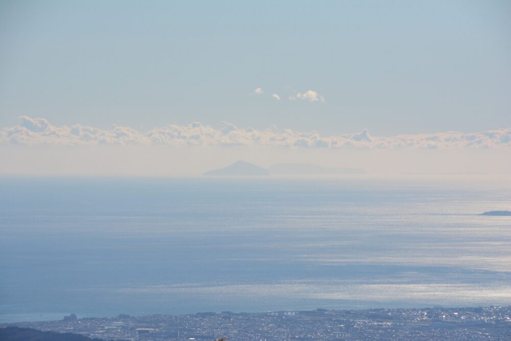 塔ノ岳山頂から見る利島と新島