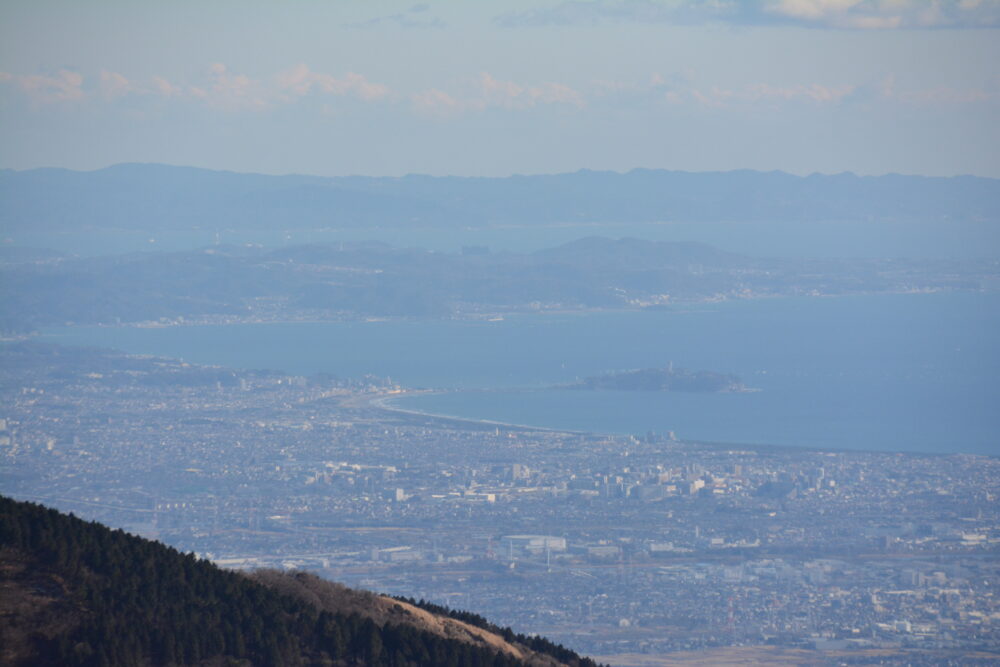 塔ノ岳山頂から見る江の島