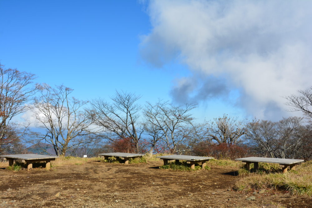 丹沢山山頂のベンチ