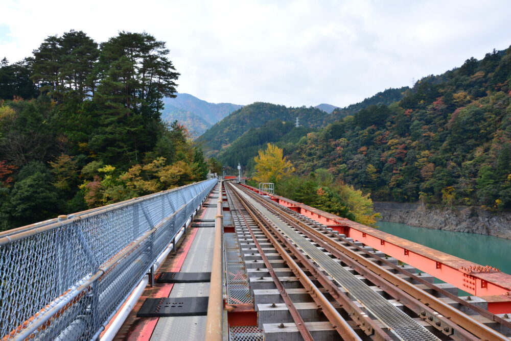 奥大井湖上駅への鉄橋（レインボーブリッジ）