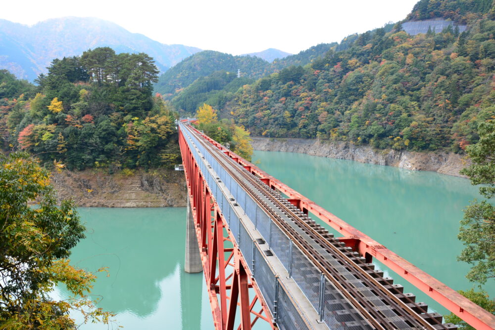 奥大井湖上駅への鉄橋（レインボーブリッジ）