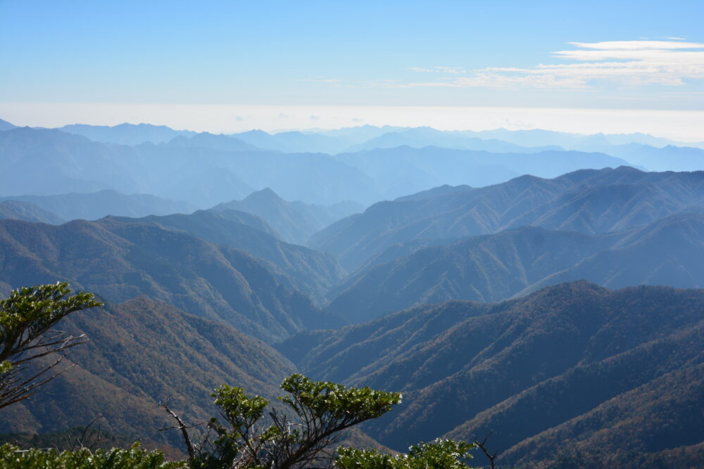 大峰山・八経ヶ岳山頂から見た紀伊山地の山々