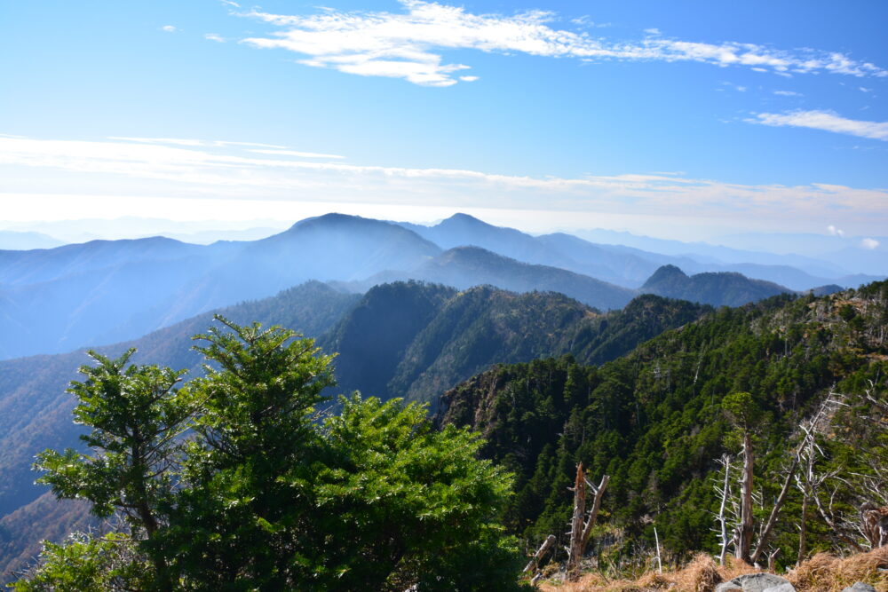 大峰山・八経ヶ岳山頂から見た山々